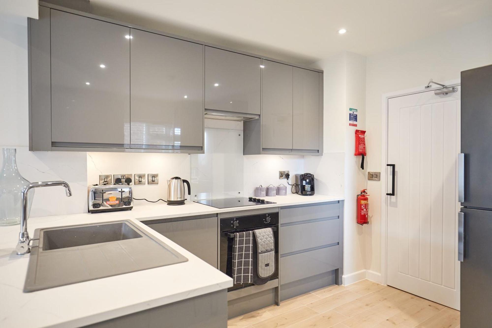 Unique 5 Bedroom Fully Upgraded With Parking X4 *