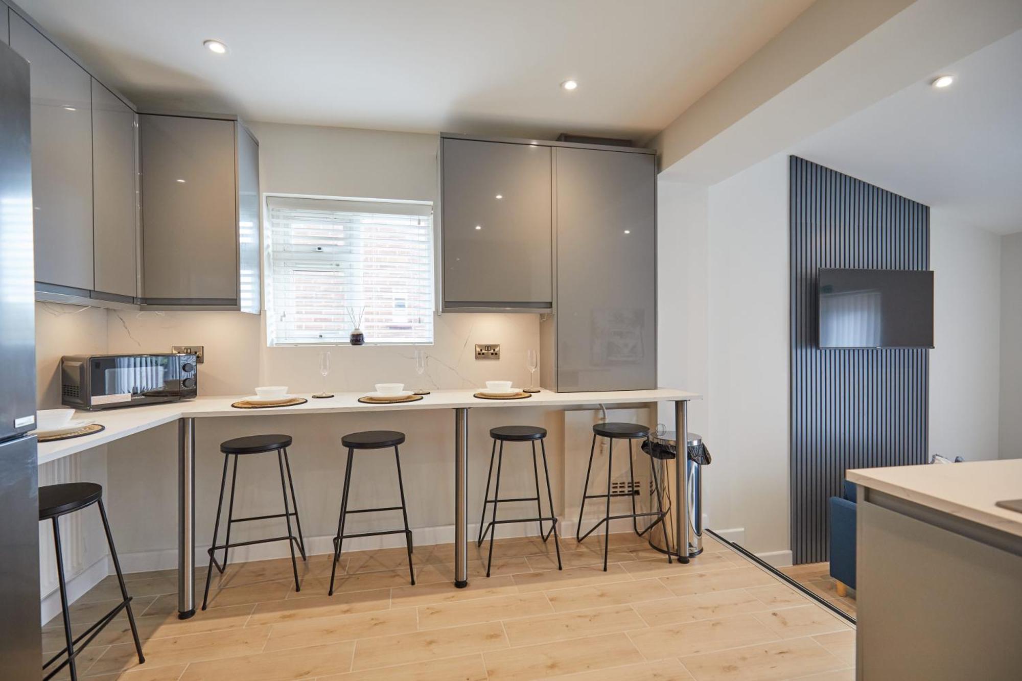 Unique 5 Bedroom Fully Upgraded With Parking X4